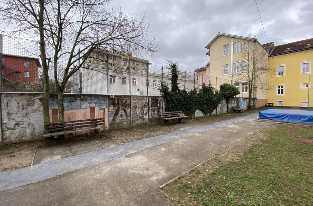 Grünes Schulgelände