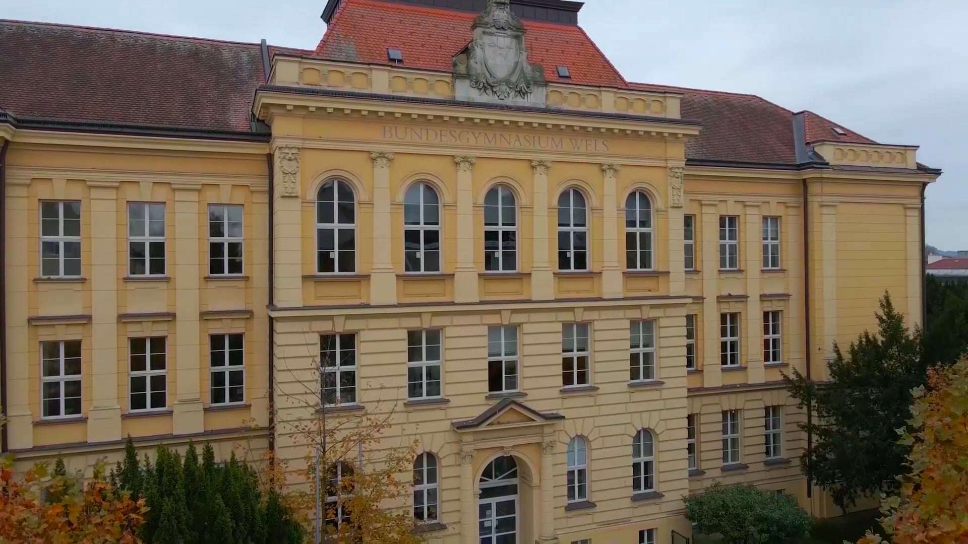 Fassade des Schulgebäudes des Schauergyms in Wels.